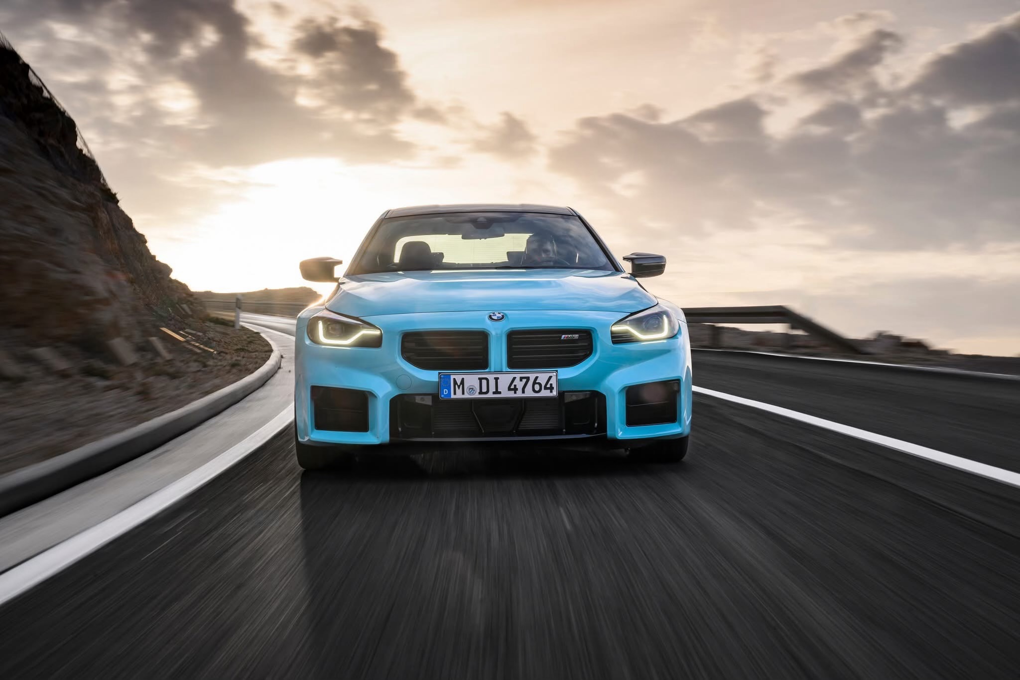 BMW M2 xDrive (2026) oficjalnie. Ma 480 KM i miażdży osiągami