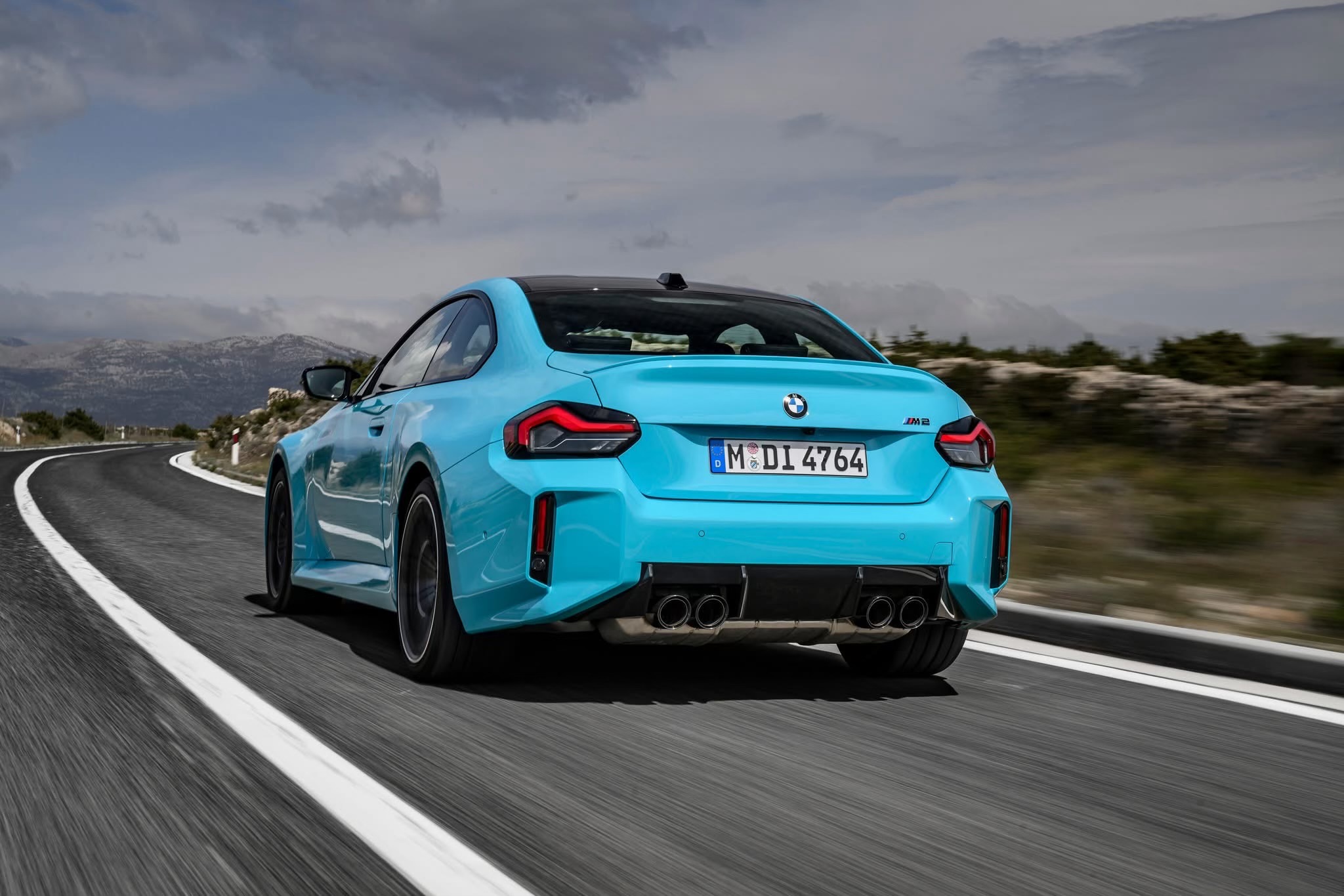 BMW M2 xDrive (2026) oficjalnie. Ma 480 KM i miażdży osiągami