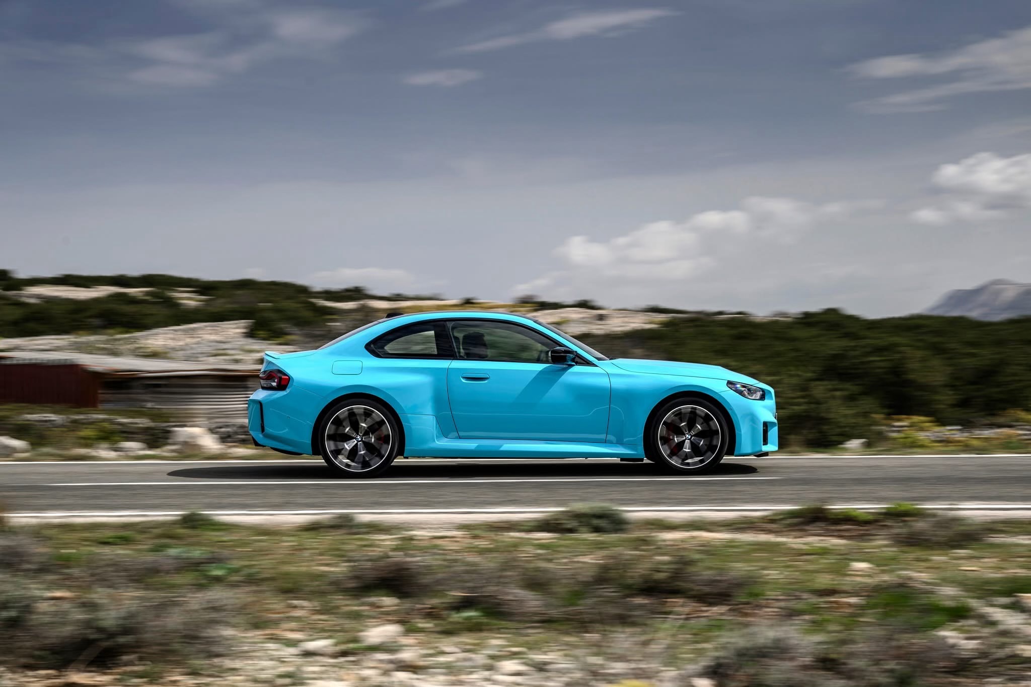 BMW M2 xDrive (2026) oficjalnie. Ma 480 KM i miażdży osiągami