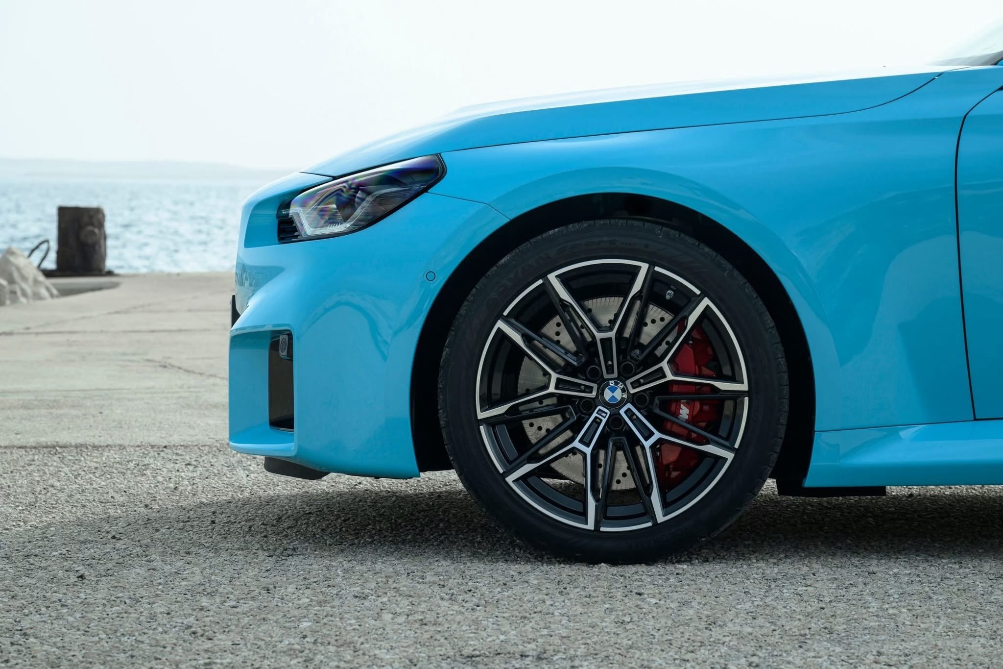 BMW M2 xDrive (2026) oficjalnie. Ma 480 KM i miażdży osiągami