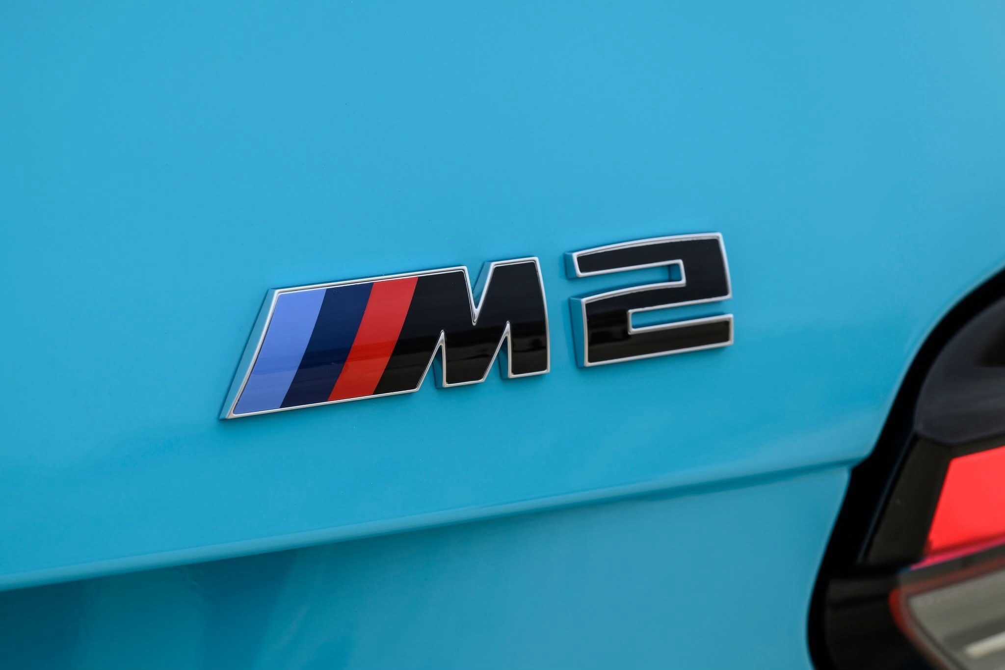 BMW M2 xDrive (2026) oficjalnie. Ma 480 KM i miażdży osiągami