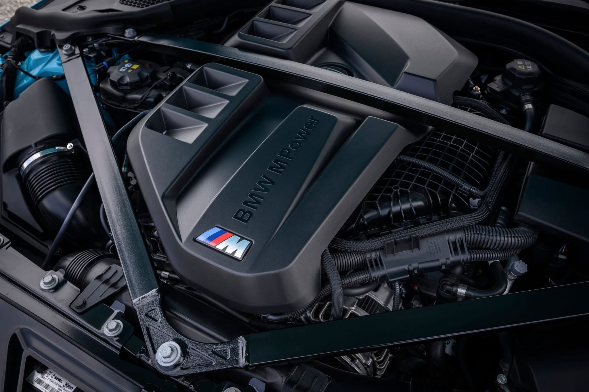 BMW M2 xDrive (2026) oficjalnie. Ma 480 KM i miażdży osiągami