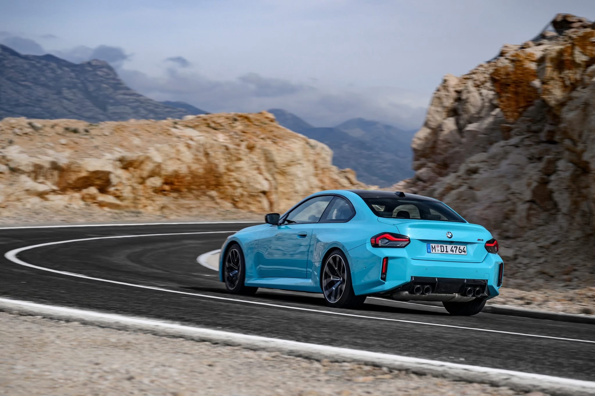 BMW M2 xDrive (2026) oficjalnie. Ma 480 KM i miażdży osiągami