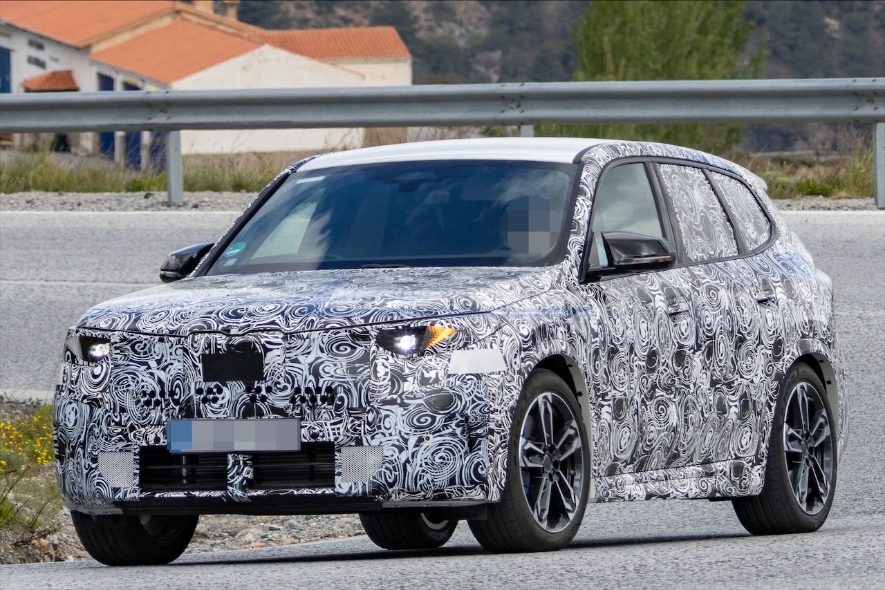 BMW X1 M40 zamiast M35i? Zdjęcia szpiegowskie ujawniają wielkie zmiany