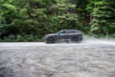 BMW X5 G65 ujawnia karty. Elektryczne iX5 z ogromną baterią robi wrażenie
