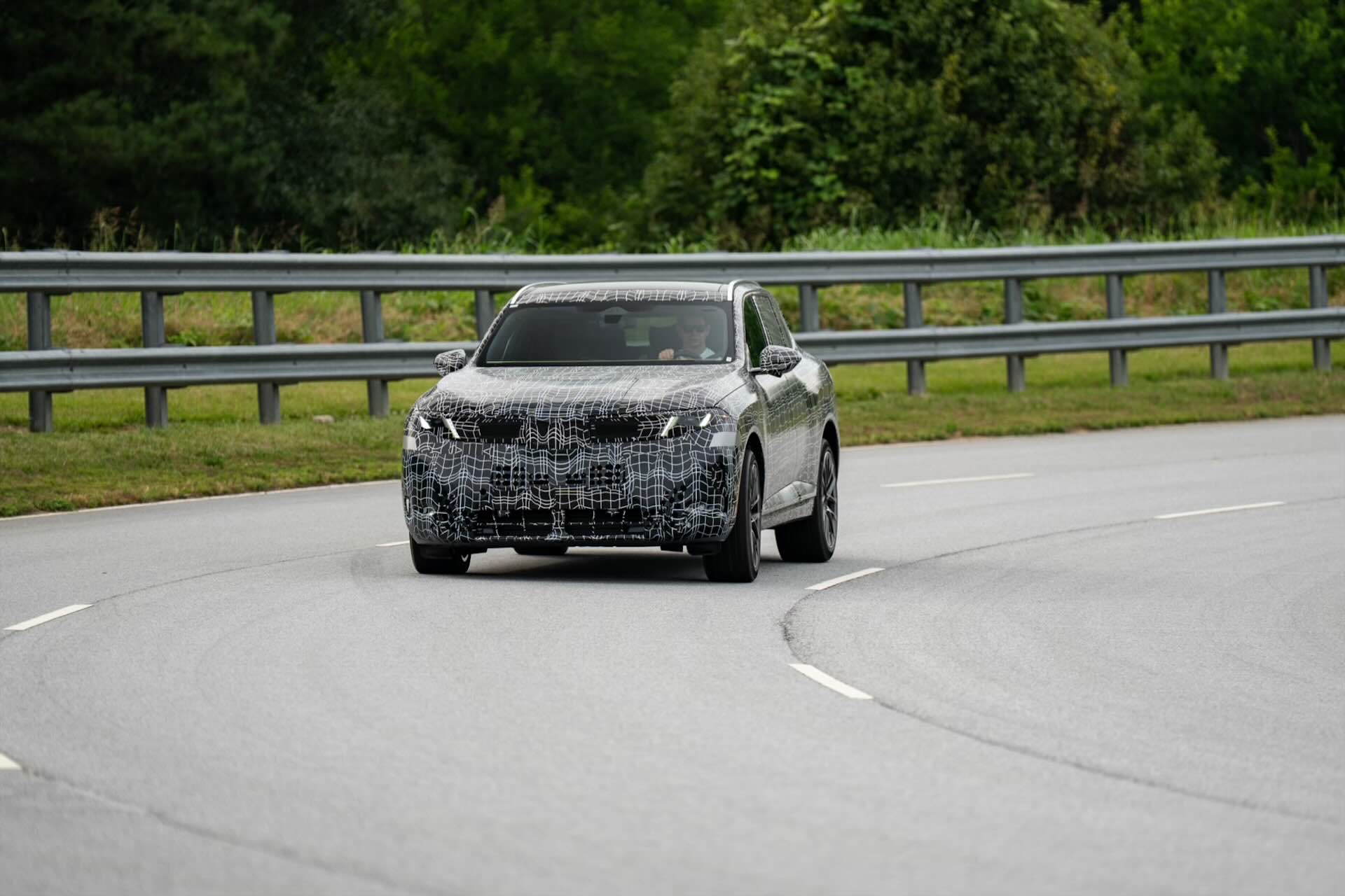 BMW X5 G65 ujawnia karty. Elektryczne iX5 z ogromną baterią robi wrażenie