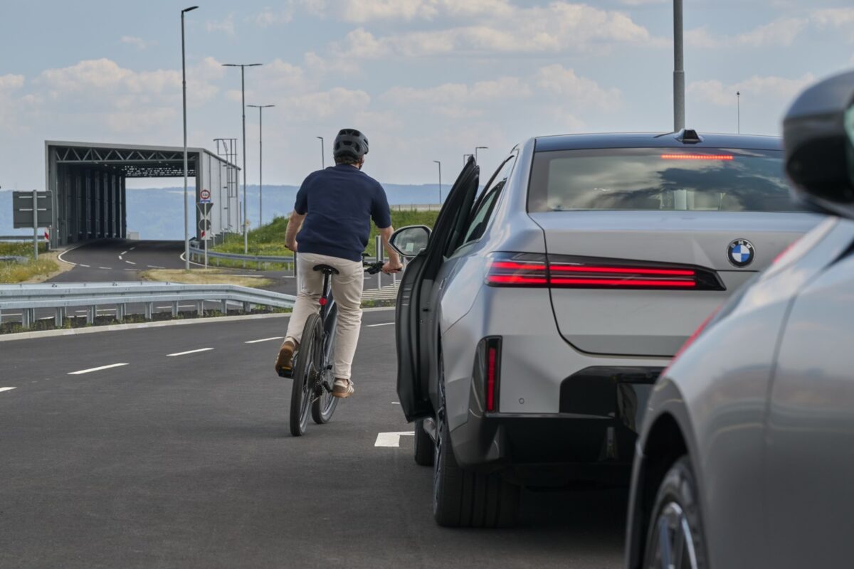 BMW Neue Klasse: Ten system zablokuje drzwi przed rowerem!