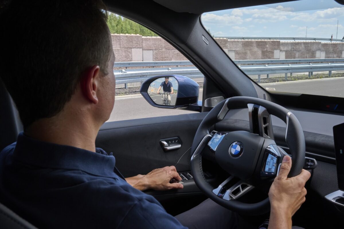 BMW Neue Klasse: Ten system zablokuje drzwi przed rowerem!