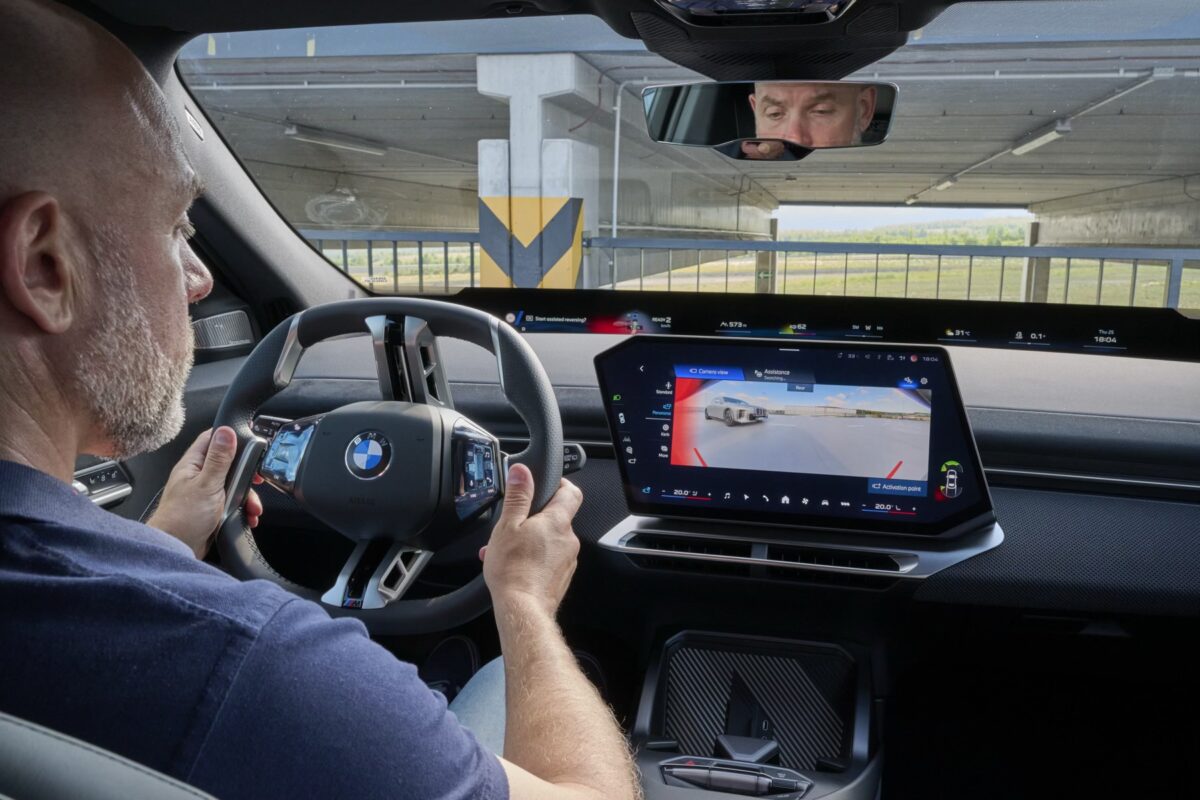 BMW Neue Klasse: Ten system zablokuje drzwi przed rowerem!