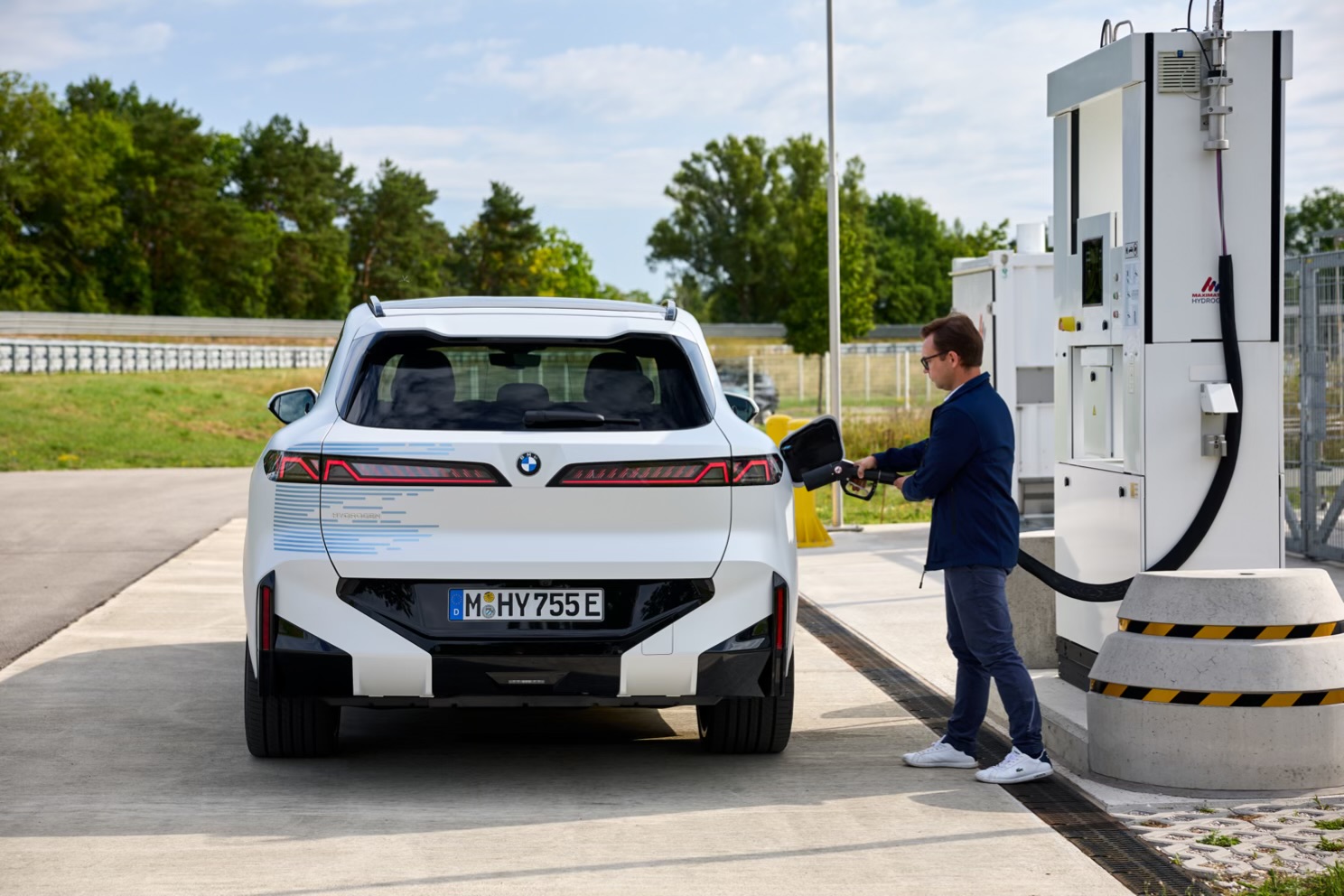 BMW iX5 Hydrogen coraz bliżej produkcji. Tak powstanie wodorowe X5 BMW iX5 Hydrogen coraz bliżej produkcji. Tak powstanie wodorowe X5