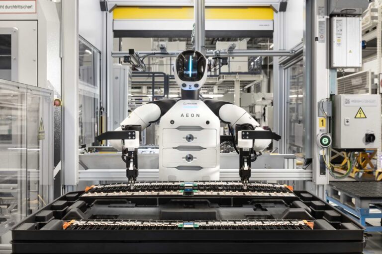Robot w fabryce BMW. Humanoid AEON testowany w Lipsku
