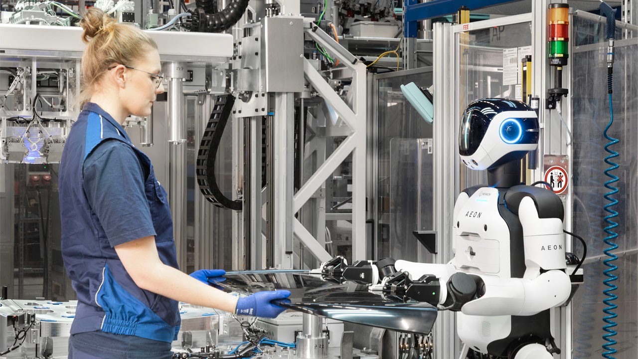 Robot w fabryce BMW. Humanoid AEON testowany w Lipsku