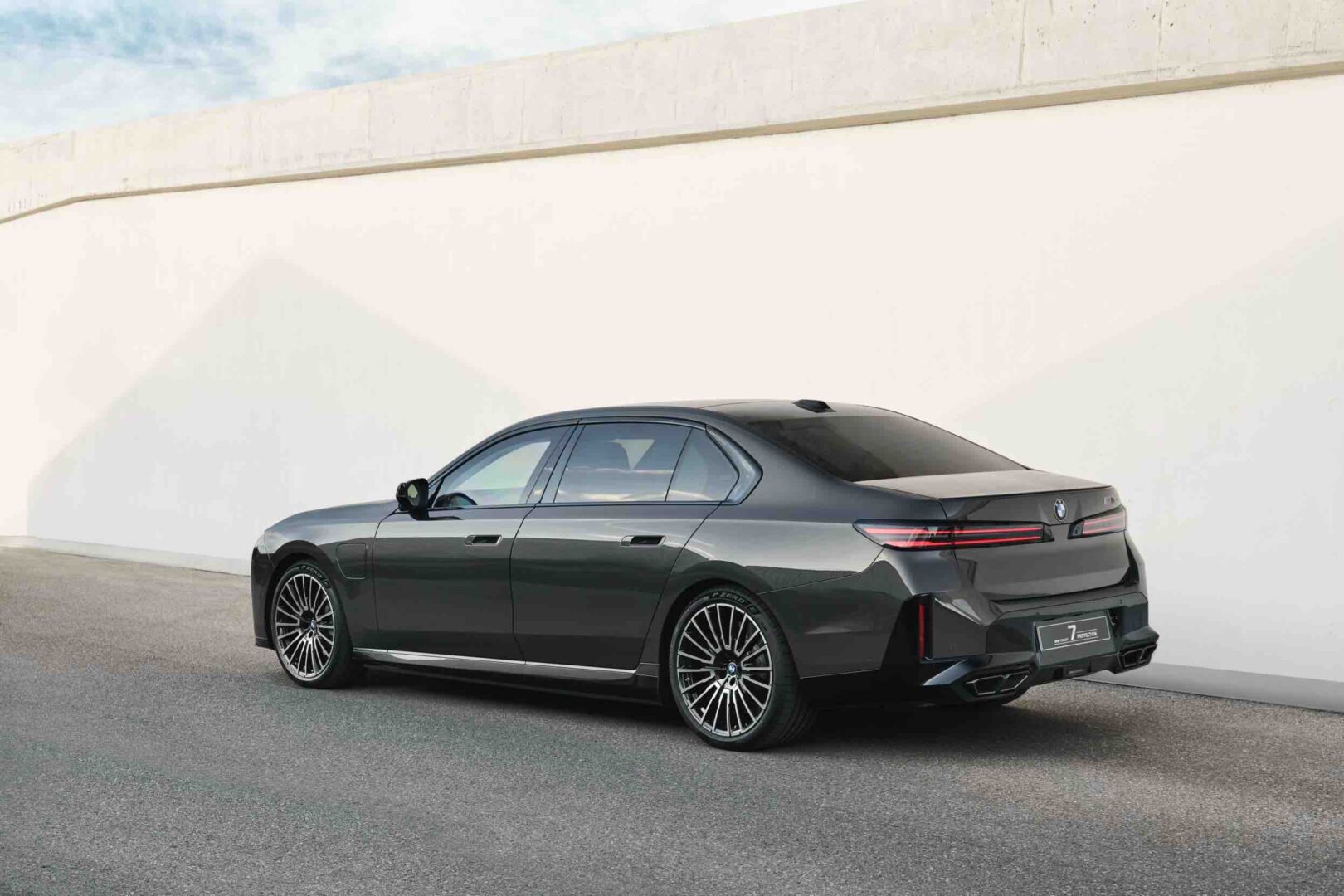 BMW Concept 7 Protection. 612 KM i pancerz na .44 Magnum