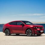 Nowe BMW iX4 oficjalnie: dane techniczne, wyposażenie i zasięg
