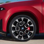 Nowe BMW iX4 oficjalnie: dane techniczne, wyposażenie i zasięg