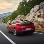 Nowe BMW iX4 oficjalnie: dane techniczne, wyposażenie i zasięg