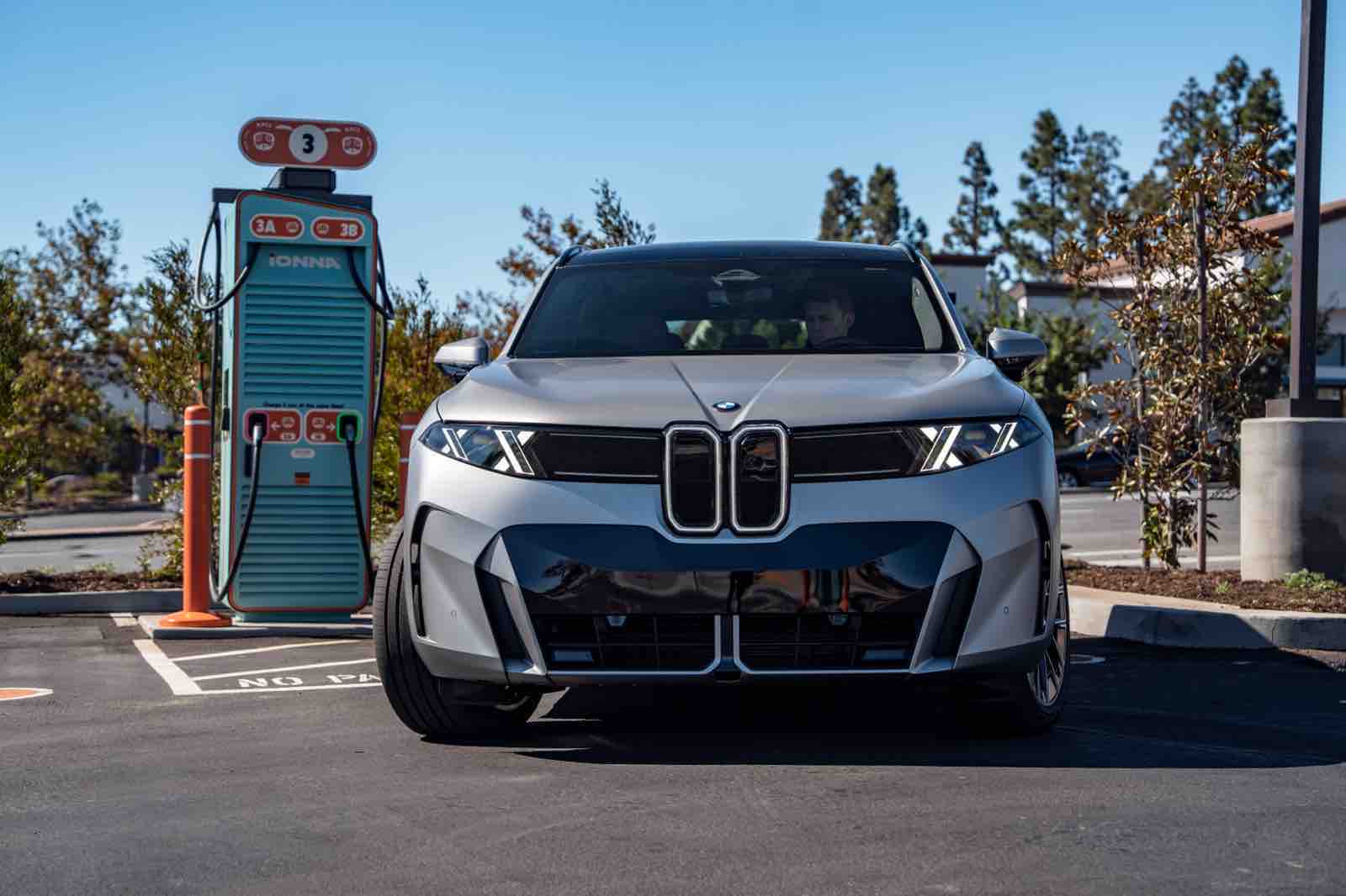 Nowe BMW iX5 60 xDrive: 460 kW i 350 km w 10 minut