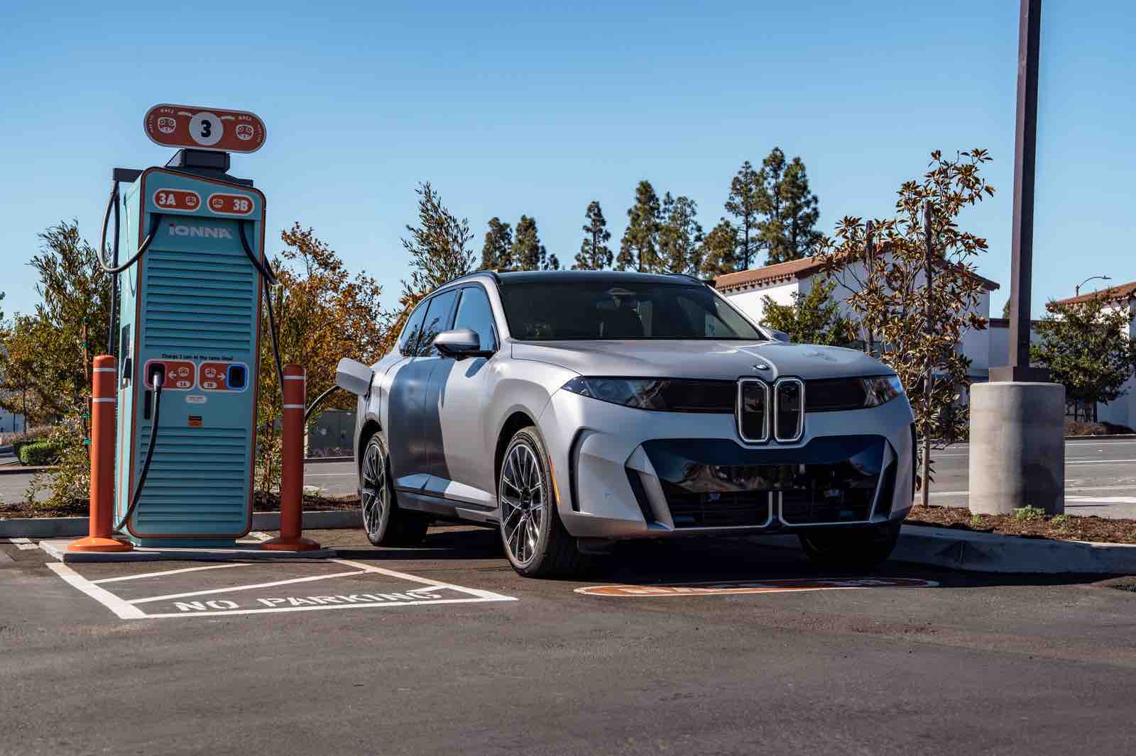 Nowe BMW iX5 60 xDrive: 460 kW i 350 km w 10 minut