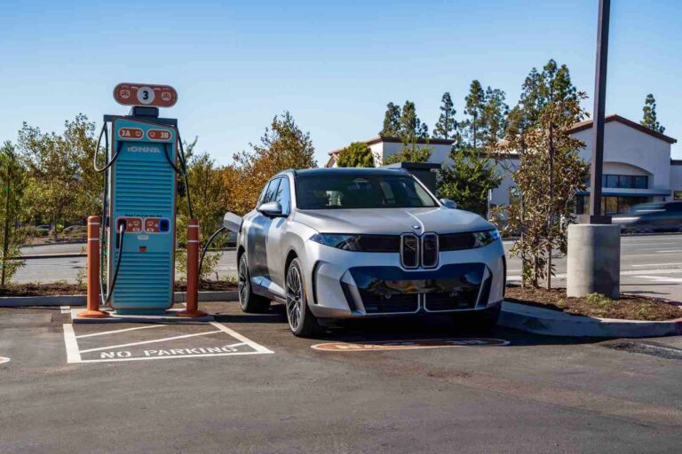 Nowe BMW iX5 60 xDrive: 460 kW i 350 km w 10 minut