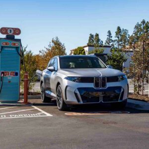 Nowe BMW iX5 60 xDrive: 460 kW i 350 km w 10 minut